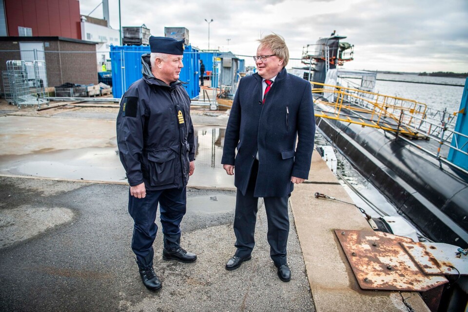 Försvarsminister Peter Hultqvist, S, (till höger) träffade både försvarsanställda (Mats Agneus)  och partimedlemmar i Karlskrona på måndagen och tisdagen.  Mycket tyder på att han sitter kvar  i en Löfven 2-regering.