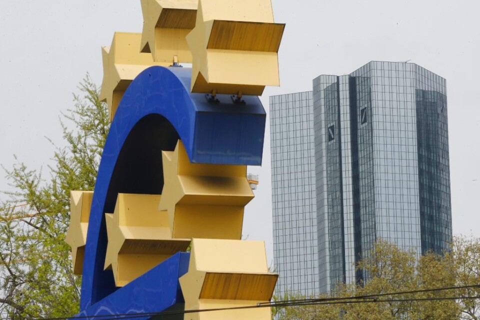 Vinsten för Deutsche Bank föll med 50 procent under det första kvartalet i år, jämfört med samma kvartal i fjol. Minskningen beror till stor del på att tyska storbanken gått med på att betala 2,5 miljarder dollar i böter i en uppgörelse som rör bankens