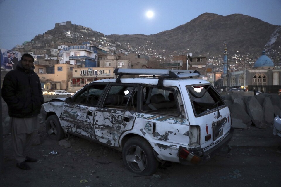 En man inspekterar platsen för en bombattack i Afghanistans huvudstad Kabul i slutet av december 2020. Nu återupptas fredssamtalen mellan talibanerna och landets regering.