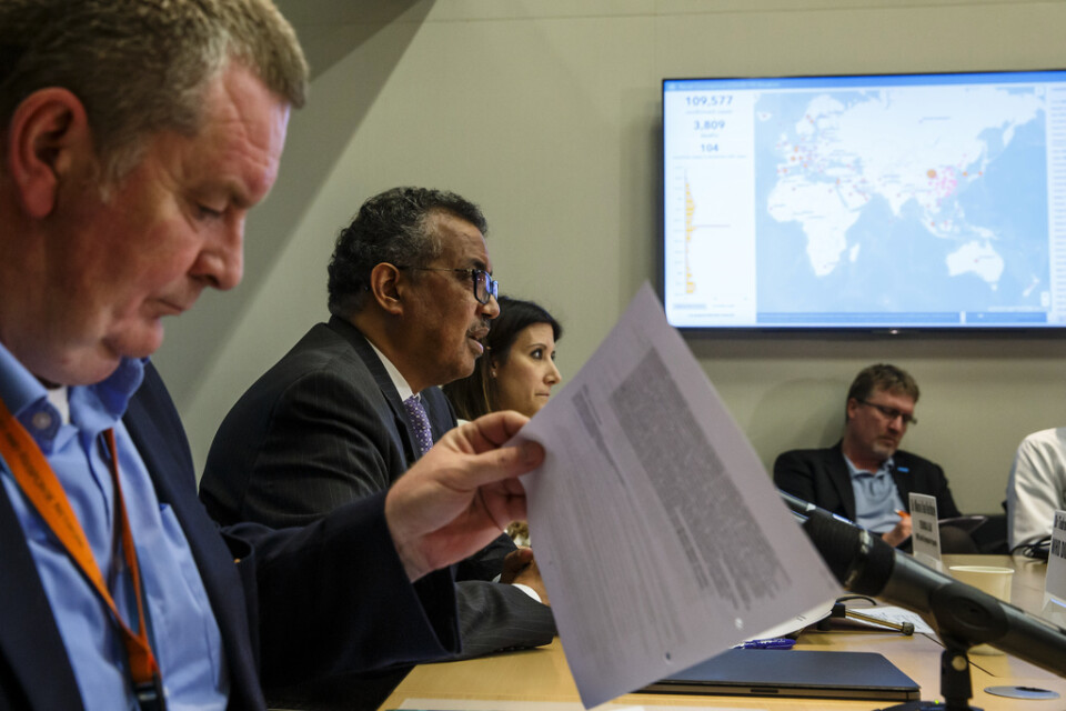 WHO-chefen Tedros Adhanom Ghebreyesus, i mitten till vänster, benämnde coronavirusets spridning som en pandemi den 11 mars förra året. Arkivbild.