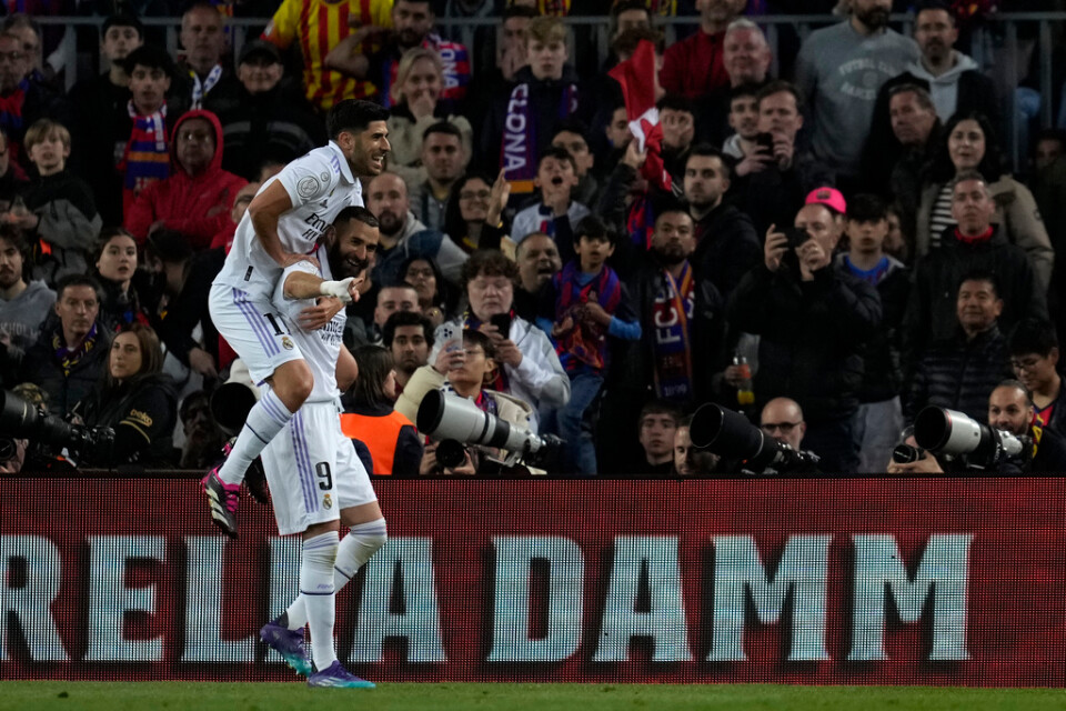 Real Madrid och Karim Benzema tog över Camp Nou och besegrade Barcelona med 4–0 i cupen.
