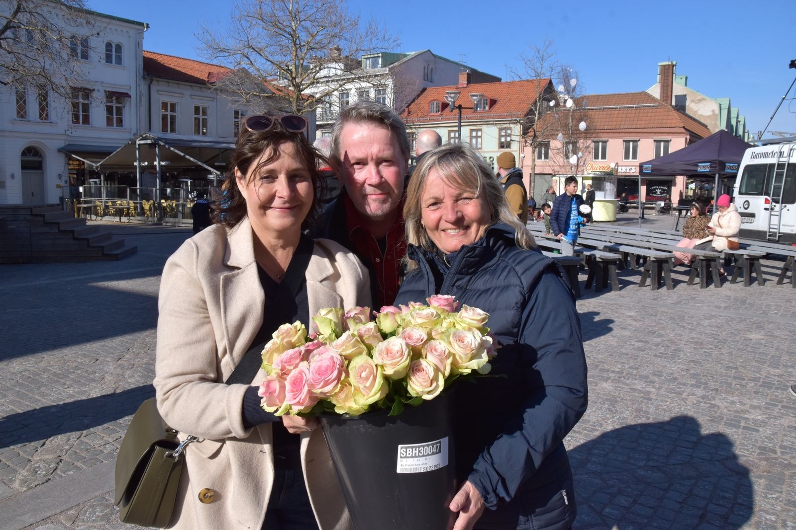 Mörbylånga kommun var även de på plats för att stämma in i hyllningskören. Här genom kommunchef Ann Willsund och Per Olov Johansson, tillsammans med Annette Andersson, kommundirektör i Kalmar. De var redo att dela ut blommor till spelarna.
