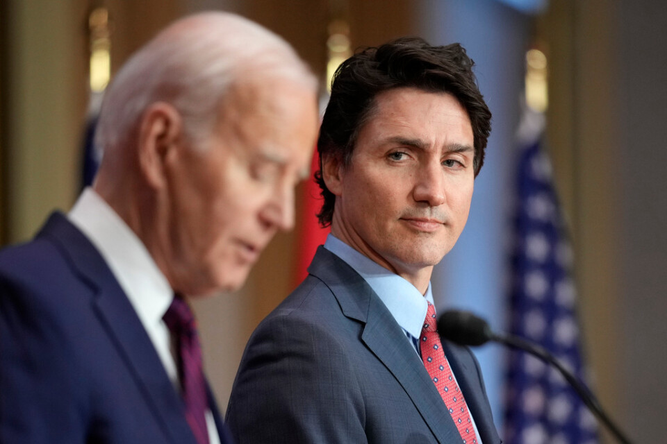 Kanadas premiärminister Justin Trudeau lyssnar USA:s president Joe Biden vid en pressträff i Ottawa på fredagen.
