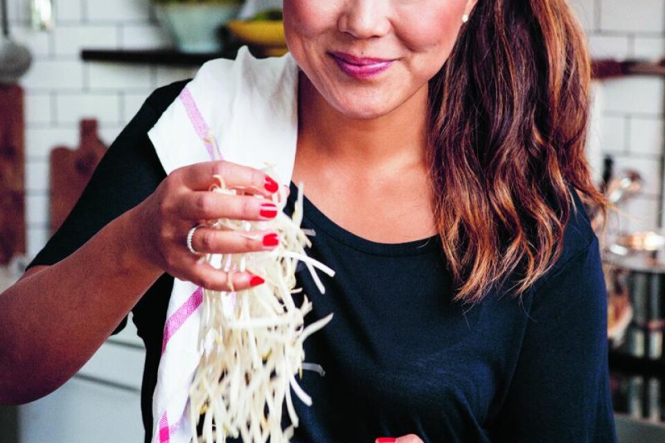 ”Det är inte svårt att laga asiatisk mat”, säger Jennie Walldén som nu kommer ut med en ny kokbok. Foto: Magnus Skoglöf