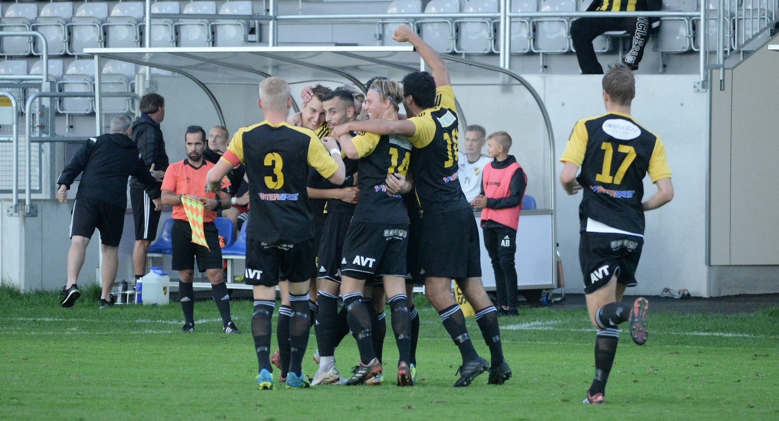 Ett gäng IFK:are, däribland målskyttarna Hamdan och Lindroth, firar IFK:s 2–0-mål. Foto: Johannes Höghäll Johnsson