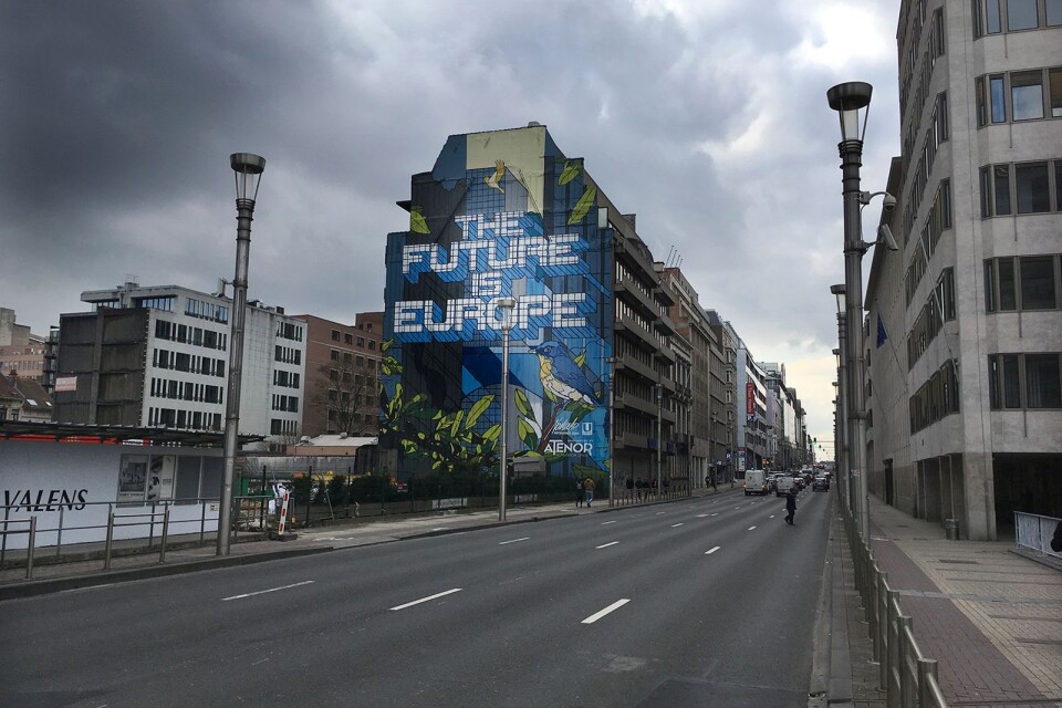 Det självklara kan sägas på många sätt i Bryssels EU-kvarter. Här i from av en stor muralmålning på gaveln till ett kontorshus längs Rue de la Loi.