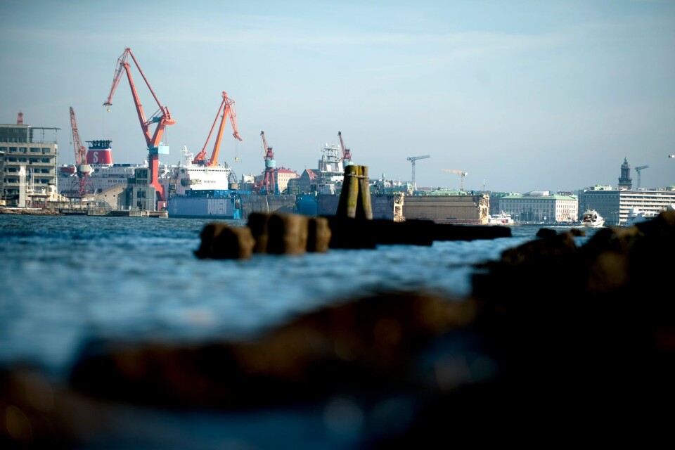 Vy över hamnen i Göteborg där en arbetsrättslig konflikt pågått i flera år. Som följd vill nu regeringen begränsa strejkrätten.