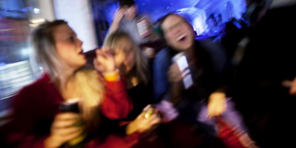 Ungdomar känner sig mindre stressade och mer sugna på att festa. Arkivbild.