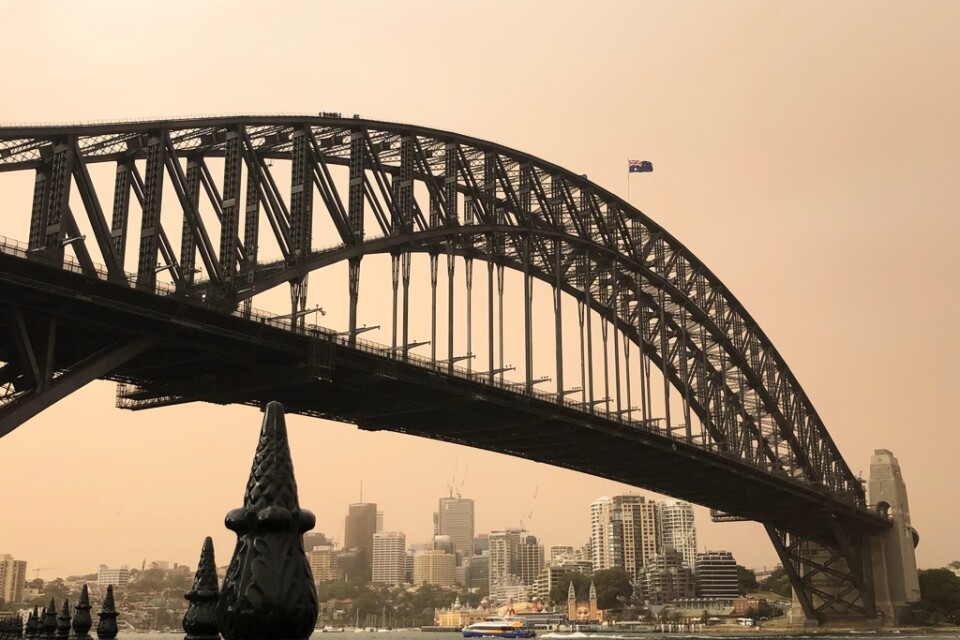 Harbour Bridge i Sydney under tisdagen. Den farliga brandröken har sedan dess lättat från staden.