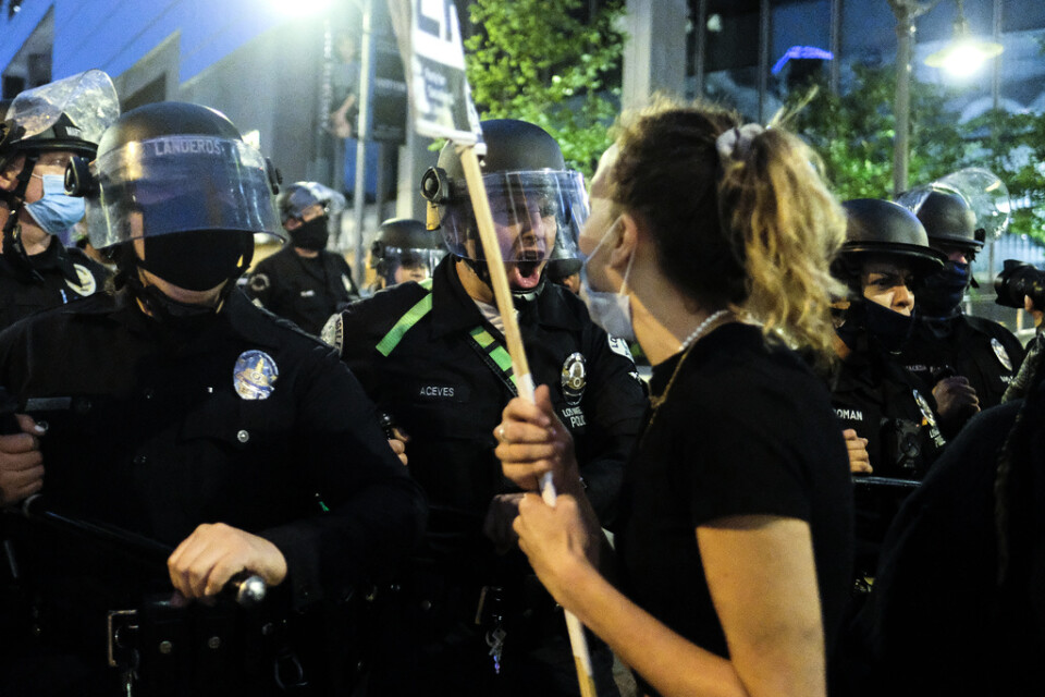Poliser och demonstranter i Los Angeles på fredagen.