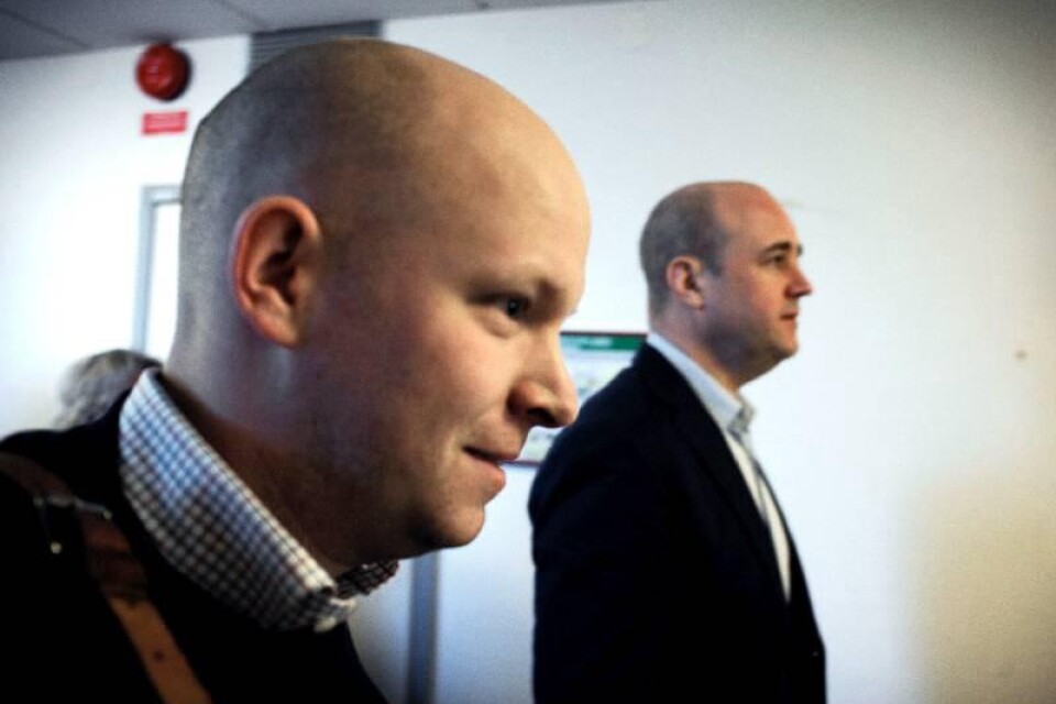 Pressekreterare Sebastian Carlsson följer Fredrik Reinfeldt.Foto: Peter Åklundh