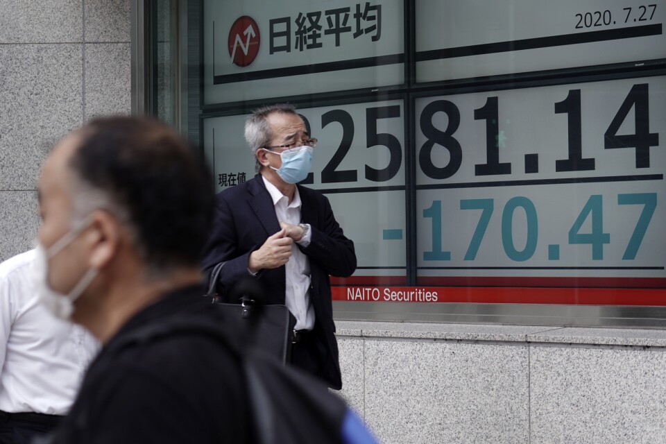 Tokyobörsen föll rejält under veckans sista handelsdag. Arkivbild.