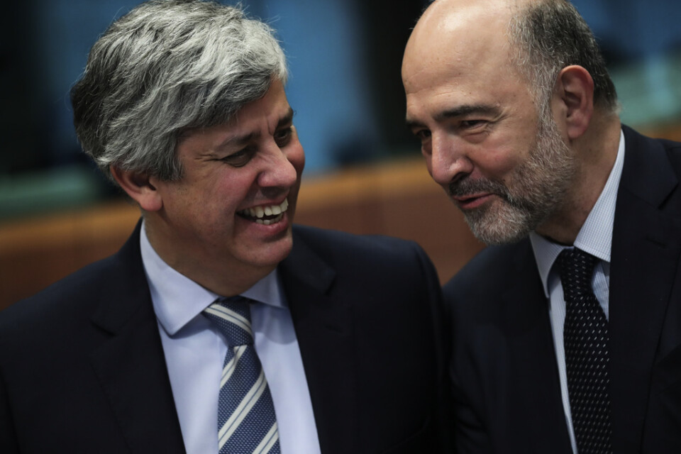Eurofinansministrarnas mötesordförande Mario Centeno (till vänster) i glatt samspråk med EU:s finanskommissionär Pierre Moscovici. Arkivfoto.
