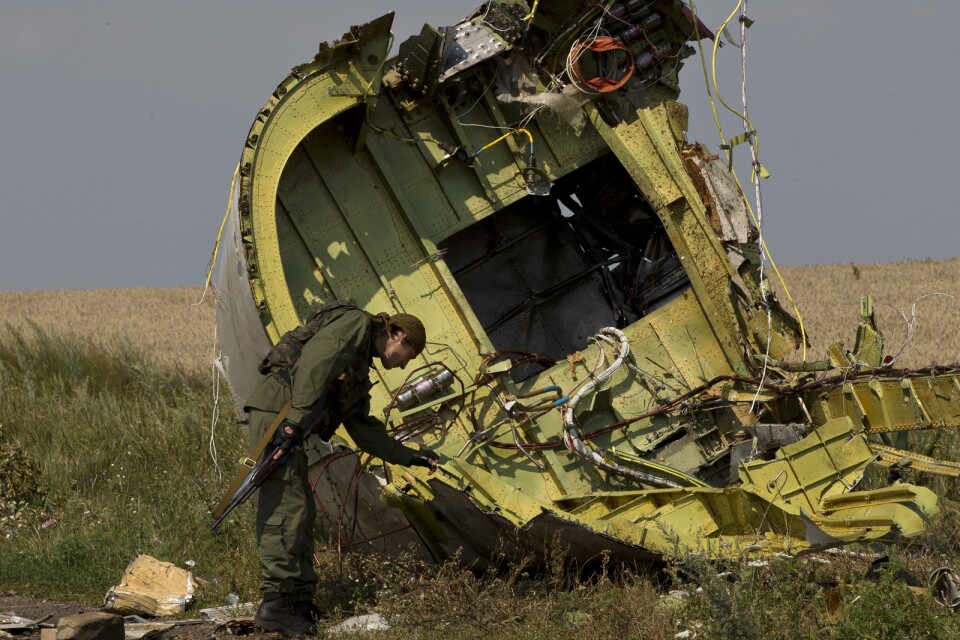 En prorysk rebell vid det nedskjutna planet MH17 i östra Ukraina. Arkivbild.