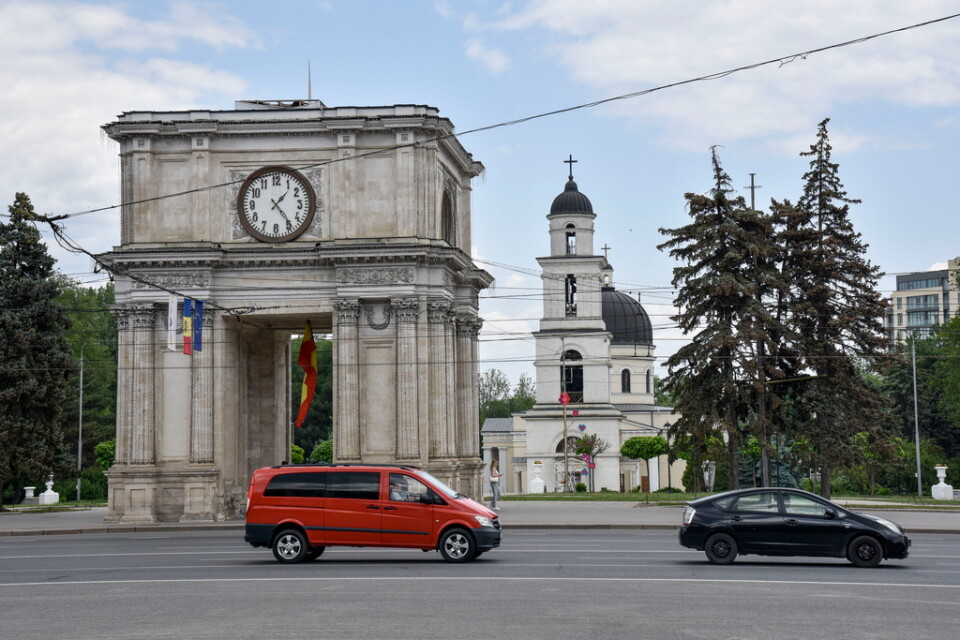 Chisinaus egen triumfbåge står nära stadens stora katedral. Centrum domineras i övrigt av stora myndighetsbyggnader i bastant sovjetisk stil.