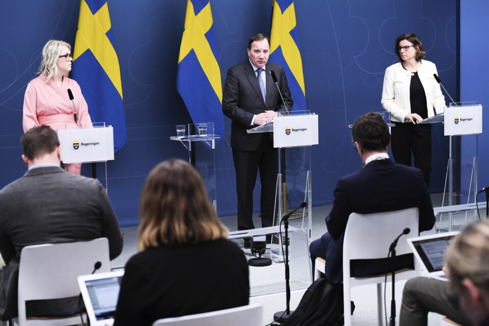 Socialminister Lena Hallengren (S), statsminister Stefan Löfven (S) och vice statsminister Isabella Löfvin (MP) vid en  pressträff på tisdagen om coronaviruset.