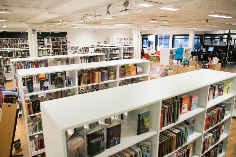 Besparingen på 1,6 miljoner inom biblioteksverksamheten i Mörbylånga gör att tjänster försvinner och öppettiderna måste förändras.