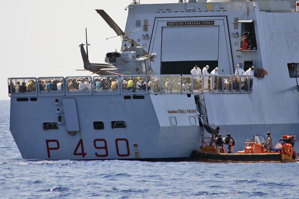 FN:s säkerhetsråd godkände på fredagen att EU får genomföra militära insatser för att ta hand om flyktingbåtar som drivs av människosmugglare i Medelhavet. Enligt det brittiska resolutionsförslaget får flottstyrkor mandat att borda fartyg för inspektion