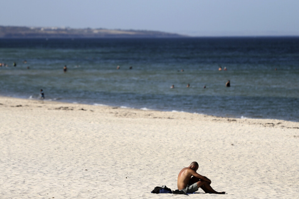 En strand i australiska Adelaide i delstaden South Australia vid en värmebölja i januari. Arkivbild.