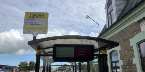 Borgholms busstation. Fortfarande finns 107:an kvar på skylten...