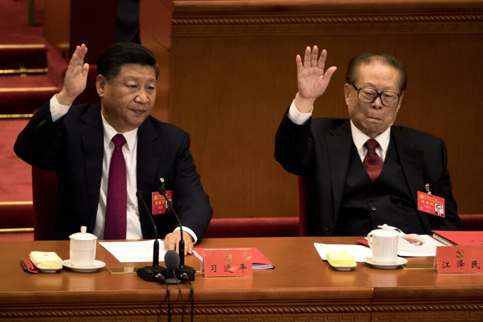 Kinas president Xi Jinping sitter bredvid den tidigare presidenten Jiang Zemin vid partikongressen 2017.