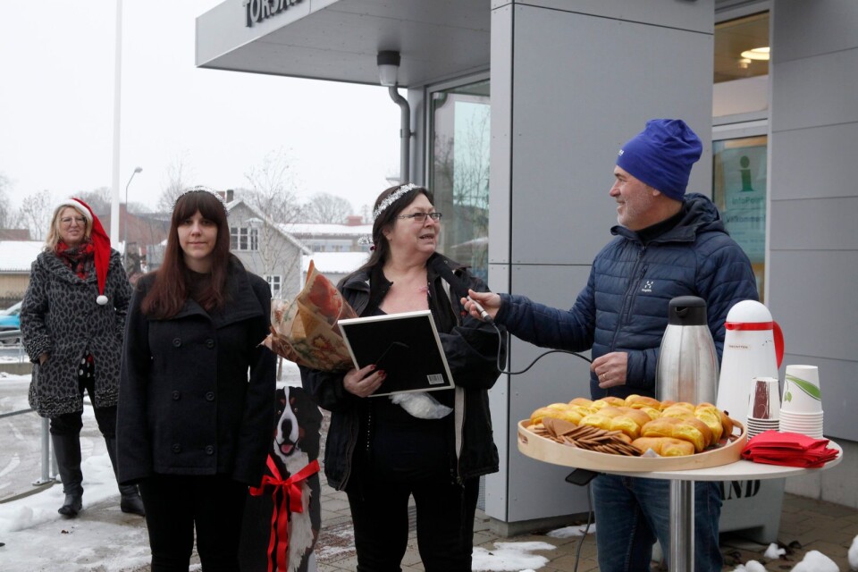 Kenneth Lundin, ordföranden för Torsås företagscentrum, välkomnade fram representanterna Jenny Hansson och Carina Swärdstål från Swärdmons djurshop, Årets butik 2020.