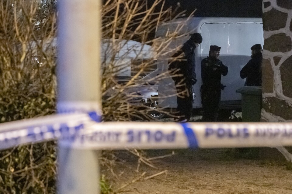 Polis och avspärrningar vid en fastighet i Åstorp efter att en kvinna har hittats död.