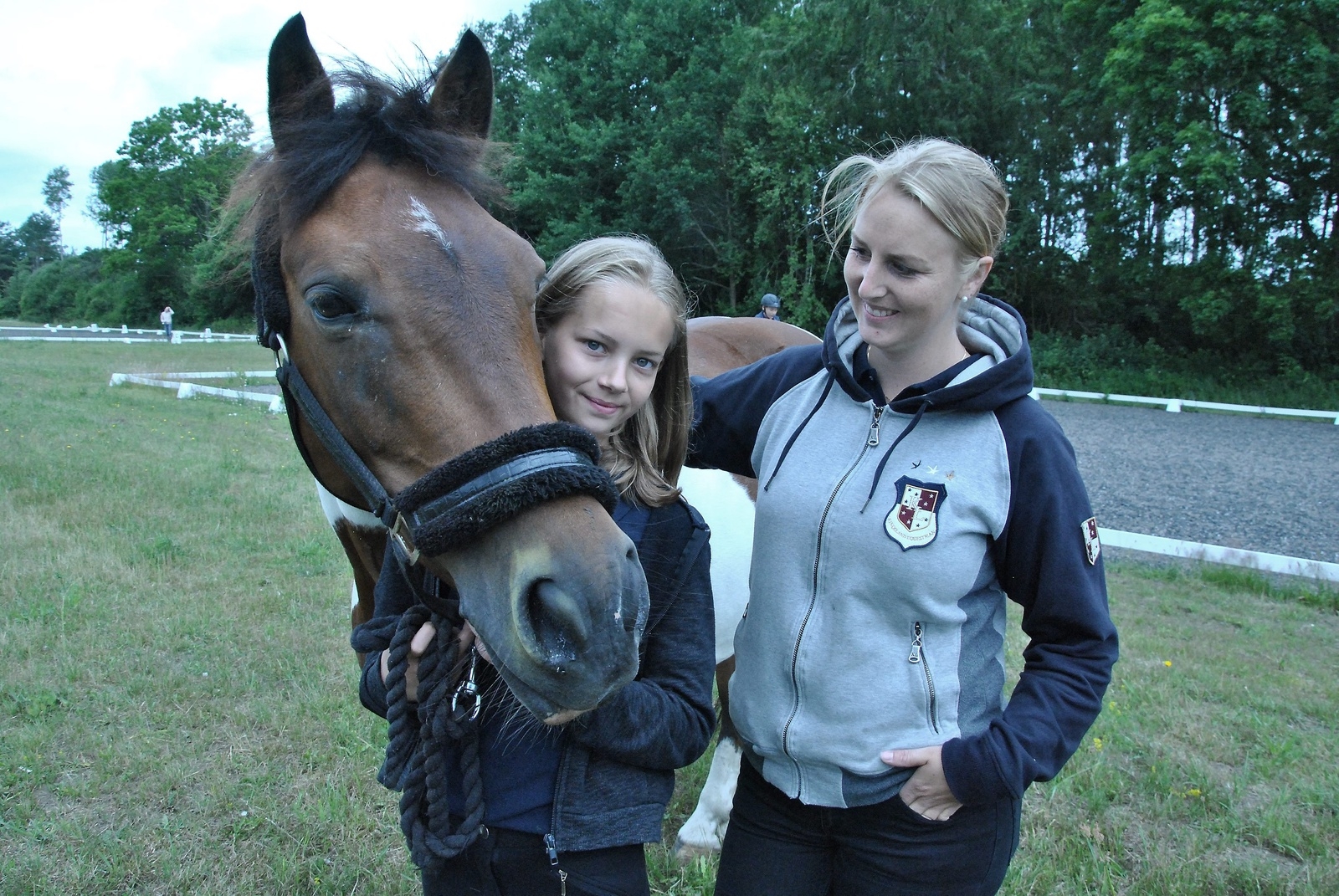 Maja Servin, från Bjärnum, med hästen Chili tycker lägret i Vinslöv är toppen. Här tillsammans med en av ledarna, Marielle Redinge. Foto: Maja Ögren Andersson