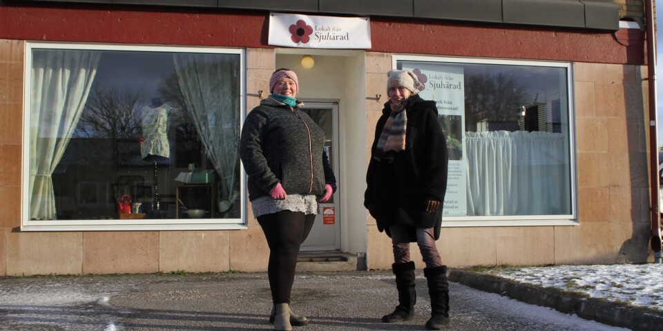 Emmelie och Annicka Kihlberg framför Lokalt från Sjuhärads nya butik på Boråsvägen 10. Saknas på bilden gör Emmelies syskon Cornelia och Jonathan som också jobbar i företaget.