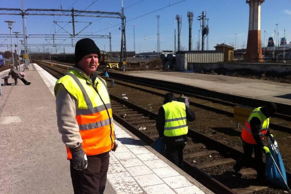 Ystads Allehanda i går. Peter Nilsson och hans kollegor på Alliance plus har blivit blixtinkallade för att städa på Ystads station.