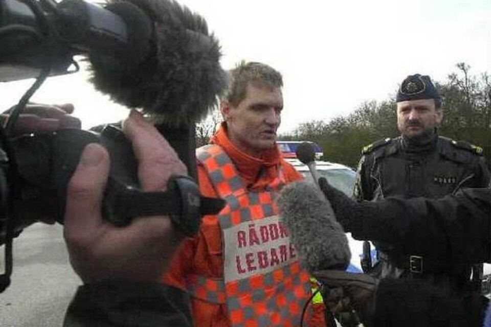 Mediauppbåd. Räddningsledare Magnus Kärvhaag stod i fokus under dagen. Han informerade pressen som inte fick komma in på hamnområdet.