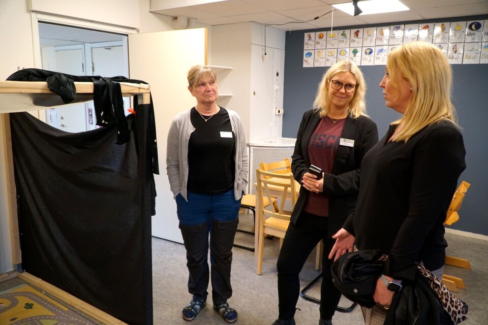 Förskollärare Karin Lindgren och rektor Linda Andersson visar Johanna Jaara Åstrand hur de har skapat rum i rummet.