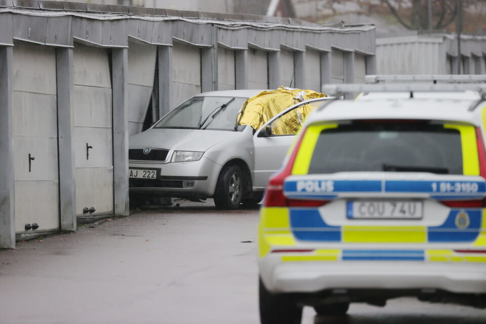 En man sköts ihjäl i en bil på en parkeringsplats i stadsdelen Gårdsten i nordöstra Göteborg.
