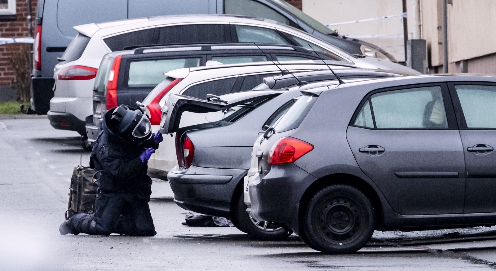 Personal från nationella bombskyddet och kriminaltekniker undersöker området kring en bil på Verkstadsgatan i centrala Hässleholm efter att ett okänt, fyrkantigt föremål upptäckts utomhus på marken. 
Foto Johan Nilsson / TT