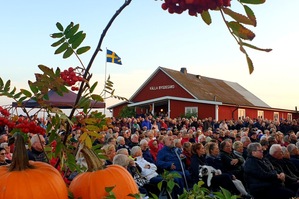 Uppskattningsvis ett par tusen människor följde invigningen i Källa.