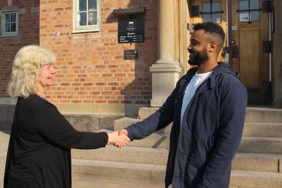 Projektledaren på Högsby kommun Gudrun Einefors hälsar Mohamed Ibrahim välkommen till den nya tjänsten som stöd för näringslivet.