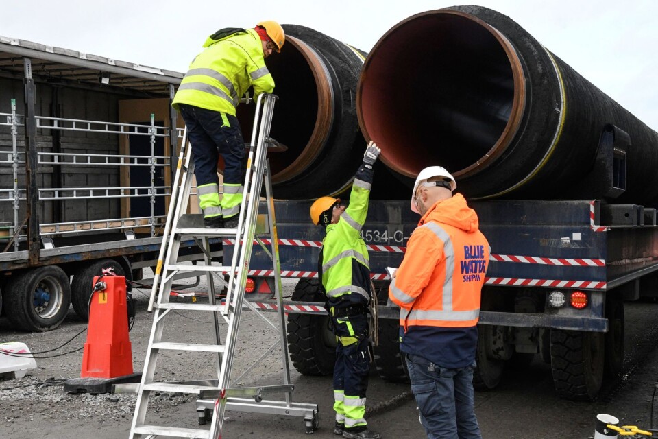 Nord Stream 2 rören kontrolleras innan de placeras i lagringsområdet i hamnen i Karlshamn efter lossning.