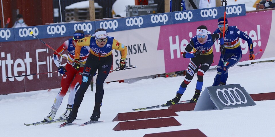 Tysklands Victoria Carl i gult och svart  tappade sin skida i semifinalen.