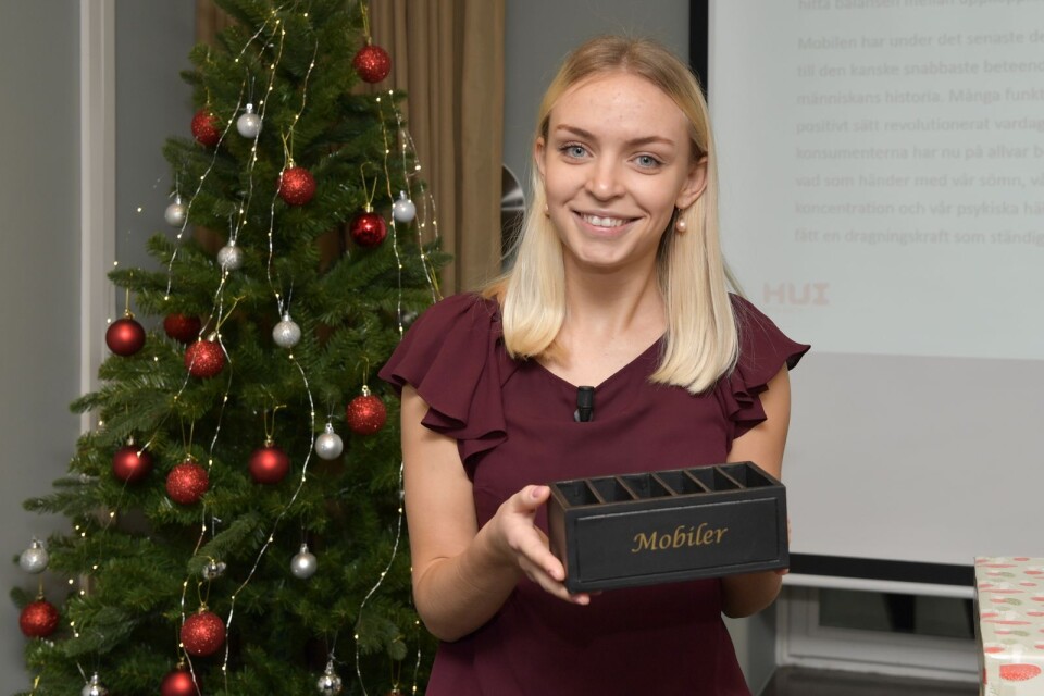 HUI:s analytiker Saga Bowallius presenterar årets julklapp som är en mobillåda, under en pressträff på huvudkontoret i Stockholm.