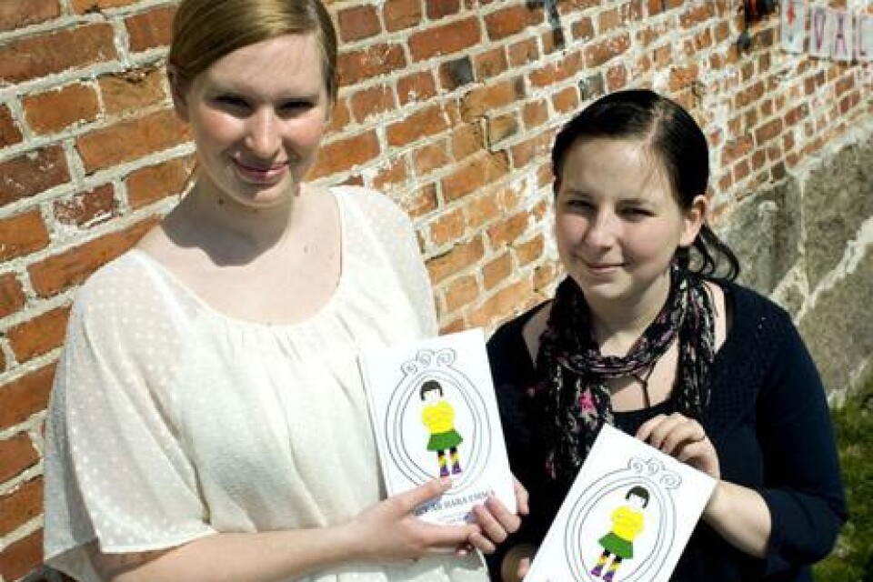 Ny bok. Storasyster Ida Sofia Göransson till vänster och lillasyster Emma till höger med nya boken ?Emma? som nu släpps till läsarna.