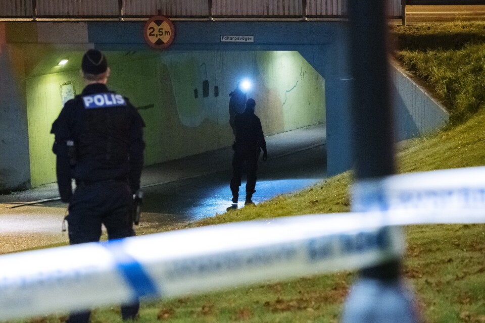 Polisen undersöker den gångtunnel i Helsingborg vid vilken en yngre man sköts natten mot torsdag.