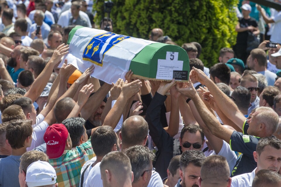 Under senare åren har fler kvarlevor efter folkmordet i Srebrenica i Bosnien 1995 hittats. Bilden visar en begravning i fjol.