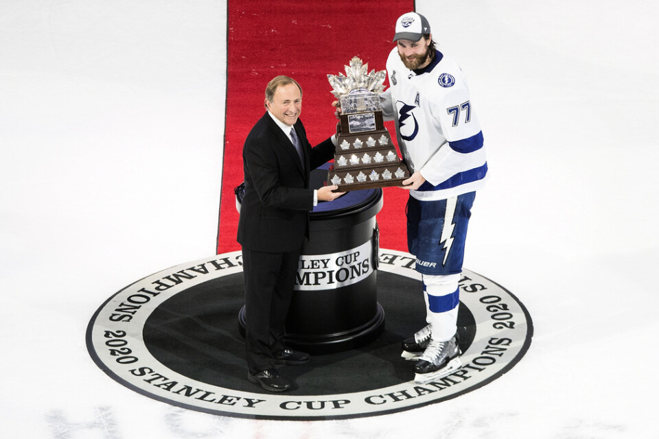 Victor Hedman får ta emot Conn Smythe Trophy av NHL-kommissionären Gary Bettman.