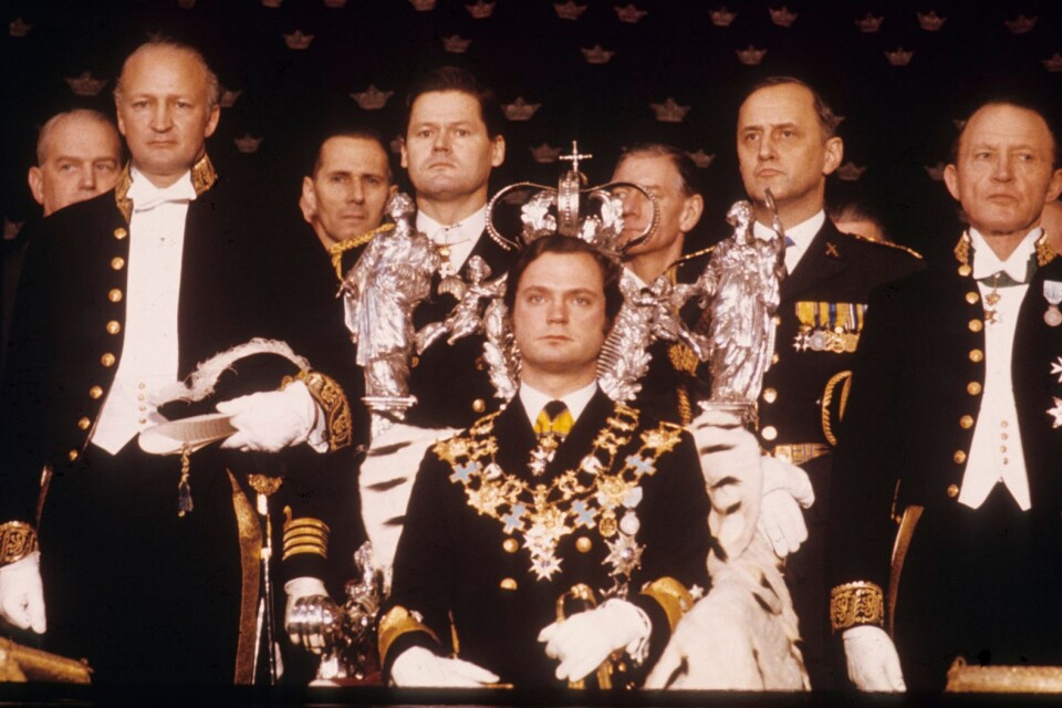 Kung Carl XVI Gustaf håller sitt trontal för representanter för Sveriges folk i rikssalen på Stockholms slott den 19 september 1973.