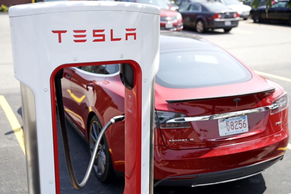 Norska Teslaägare får ersättning, sedan en uppdatering gjort att bilarna laddats långsammare. Arkivbild.