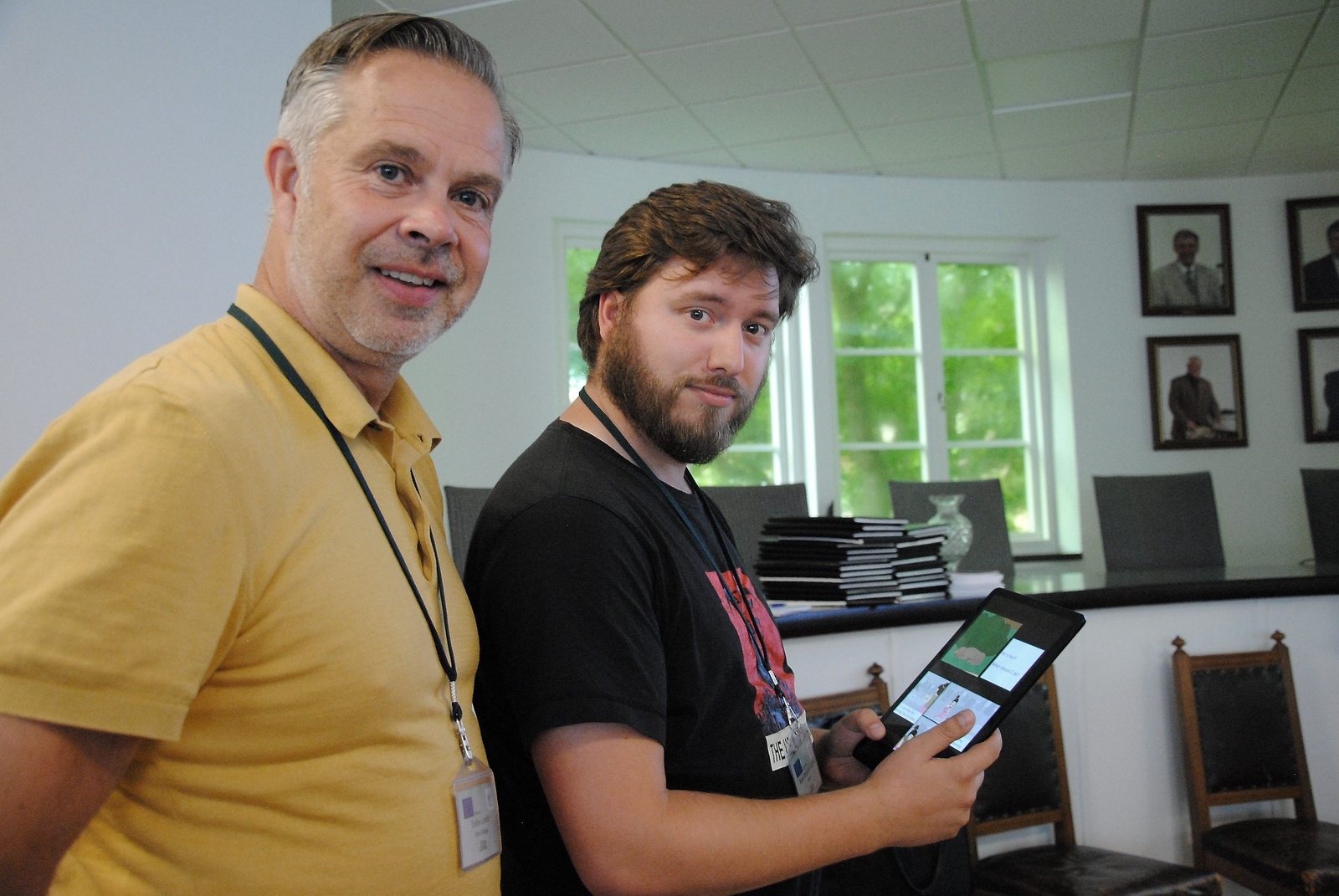 Stefan Lundin och René Bigum kollar på hur det digitala spelet ser ut i nuvarande version. 	       FOTO: SUSANNE GÄRE