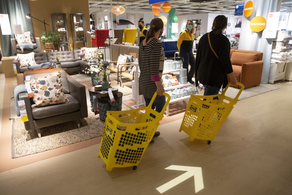 Mycket och billigt – både H&M och Ikea har erövrat världen med massproducerade varor. Arkivbild.