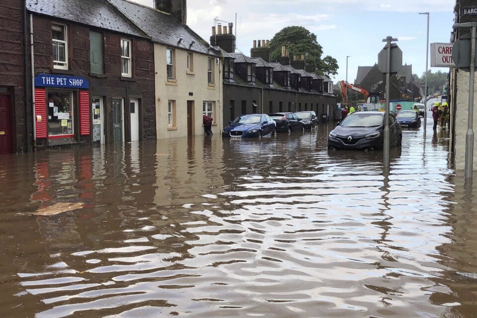 Översvämningar under onsdagen i Stonehaven, den stad utanför vilken ett passagerartåg spårat ur under morgonen.