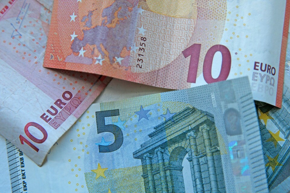 I motsats till Danmark saknar Sverige ett formellt undantag från att införa euron som valuta.