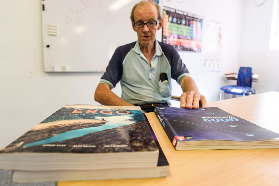 Ingvar Kroon has a doctor's degree in nuclear physics. He has written several textbooks in maths for the upper school and he proof-reads other people's books, the latest of which is Matematik 5000..